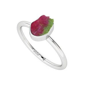 May include: A sterling silver ring featuring a natural gemstone with a vibrant mix of red and green hues. The gemstone is set in a bezel setting, and the ring band is smooth and polished. The ring is marked with "925".