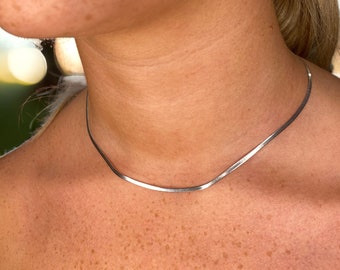 Zilveren chokerketting met visgraatmotief | Elegante slangenketting | Minimalistische ketting voor haar | Dunne chokerketting