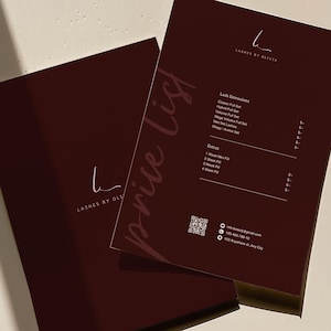 Puede incluir: Dos tarjetas rectangulares de lista de precios de color granate oscuro con el texto Lashes by Olivia y una lista de servicios de extensiones de pestañas. Las tarjetas incluyen un código QR, correo electrónico, teléfono y dirección en blanco.