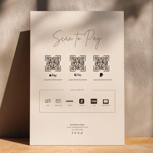 以下が含まれることがあります： Scan to Payと書かれたベージュの支払い用サイン。Apple Pay、G Pay、PayPal用の3つのQRコードと、Venmo、Cash App、Visa、Mastercardなどの他の支払い方法を示すセクションがあり、下部にはソーシャルメディアのアイコンが配置されています。
