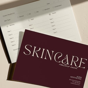 Peut inclure: Une carte de routine de soins bordeaux foncé avec un texte rose clair indiquant SKINCARE routine card, Aura Aesthetics et des coordonnées. Derrière, une carte crème présente un formulaire imprimé pour le type de peau et les étapes.