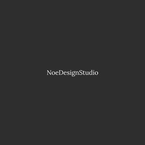 Op de afbeelding: Een donkergrijze achtergrond met de tekst "NoeDesignStudio" in een licht, elegant lettertype. De tekst is gecentreerd, wat een eenvoudig en strak ontwerp cre&euml;ert.