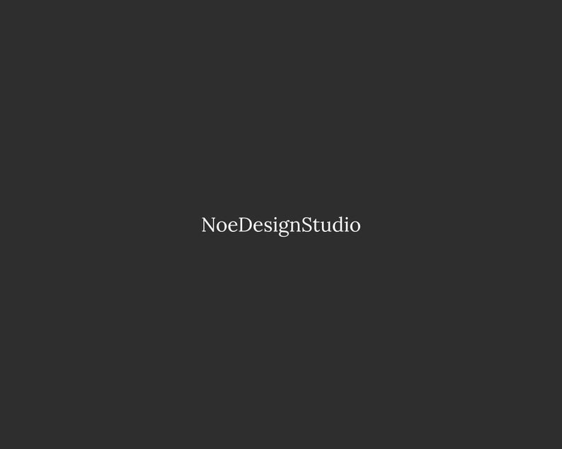 Op de afbeelding: Een donkergrijze achtergrond met de tekst "NoeDesignStudio" in een licht, elegant lettertype. De tekst is gecentreerd, wat een eenvoudig en strak ontwerp cre&euml;ert.