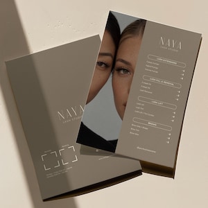 Może przedstawiać: Menu usług Naya Lash Studio w kolorze taupe z fotografią dwóch twarzy z długimi rzęsami. Menu zawiera listę usług, w tym przedłużanie rzęs, uzupełnianie i usuwanie, lifting rzęs oraz brwi, wraz z informacjami kontaktowymi na dole.