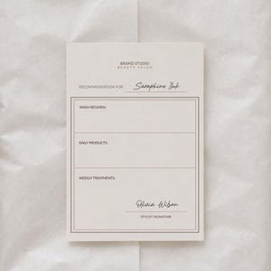 Könnte beinhalten: Eine rechteckige, cremeweiße Karte mit dunkelgrauem Text, betitelt BRAND STUDIO BEAUTY SALON. Sie enthält Felder für RECOMMENDATION FOR, WASH REGIMEN, DAILY PRODUCTS und WEEKLY TREATMENTS sowie eine Zeile für STYLIST SIGNATURE.