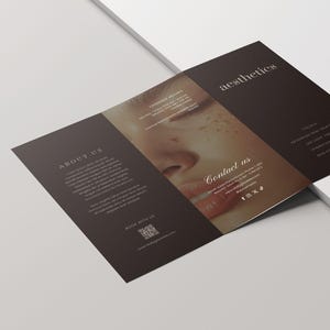 Hoogwaardige driebladige sjabloon voor esthetische kliniek | Huidverzorging en schoonheidsbrochure | Beautyprijslijst en servicepakketten | Bewerkbaar canvas afbeelding 3