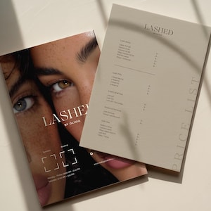 Può includere: Due cartoncini rettangolari con un menu di servizi per ciglia. Una carta mostra una fotografia in primo piano di occhi con il testo LASHED BY OLIVIA. La seconda carta è un listino prezzi beige con il testo LASHED BY OLIVIA e vari servizi.
