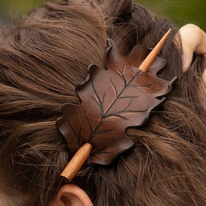 Fall leaf leather ponytail holder or shawl pin with wooden stick. Autumn oak hair accessory, hand painted in brown and tan. Gift for knitter