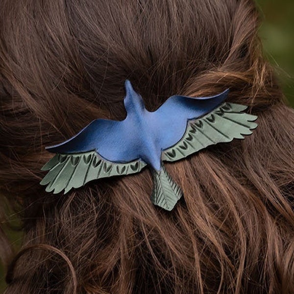 Barrette à cheveux en cuir de corbeau peinte à la main avec pince française de haute qualité pour cheveux longs. Accessoire pour cheveux de corbeau vert bleu irisé.