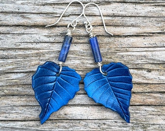 Boucles d'oreilles en cuir de feuille de bouleau bleu indigo avec argent sterling et pierre sodalite. Boucles d'oreilles pendantes feuilles scintillantes avec enroulement de pierres précieuses.