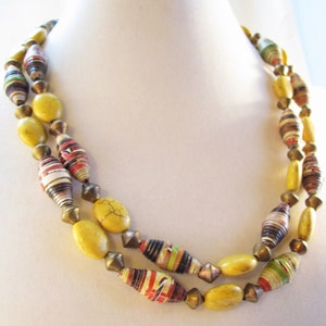 Set di collana e orecchini in carta riciclata del Malawi con howlite dorata Orecchini leggeri