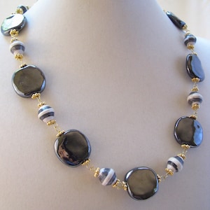 Collana e orecchini in carta riciclata ugandese a strisce, in ceramica Kazuri color canna di fucile, con perline e filo avvolto