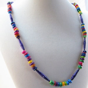 Collana di perline arcobaleno viola, carta riciclata ugandese, conchiglia tinta, lunga e leggera