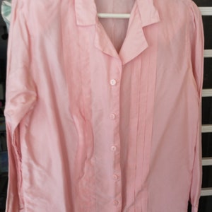 Vintage silk blouse woman's size 10 pale pink colour with long sleeves in very good gently used condition and no apparent imperfections image 4