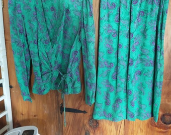 Vintage Maggie London silk suit with wrap top for women size 10/medium in purple and green paisley silk fabric.