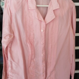 Vintage silk blouse woman's size 10 pale pink colour with long sleeves in very good gently used condition and no apparent imperfections image 2