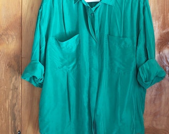 Vintage silk blouse 2 pockets shirt woman's size small mid green colour in very good gently used condition and no apparent imperfections