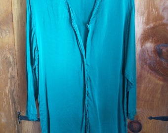 Silk blouse vintage woman's medium size green leisure or sleep shirt in  very good used condition with no apparent imperfections