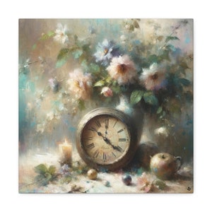 Puede incluir: Una pintura de bodegón que presenta un ramo de flores en un jarrón, un reloj, una vela y una manzana. Las flores son una mezcla de blanco, rosa y azul, y el jarrón es de color azul suave. El reloj es redondo y tiene números romanos. La vela es blanca y la manzana es roja. El fondo es de un azul y verde suave.