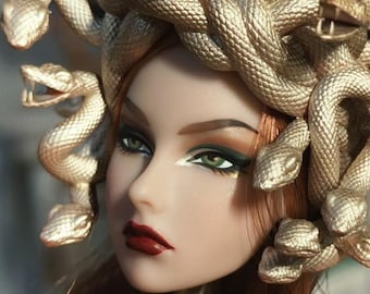 Parrucca Per Bambola 1/6 – Capelli Ricci In Seta Artificiale Termoresistenti, Adatta Per Testa 15,5-17 Cm (Colore Viola)
