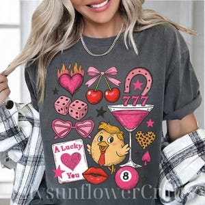 Chemise western wild card, T-shirt western tendance cerise, chemise western coquette, chemise collage western, chemise tendance cow-girl country