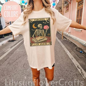 Lehrer Liebe Gehirne Shirt, Trick Or Teach T-Shirt, lustiges Halloween Lehrer Tarot Karte Shirt, Lehrer Leben T-Shirt, Zurück in der Schule, Komfort Farbe T-Shirt