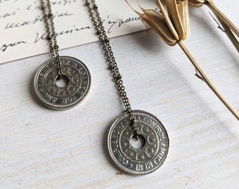 New York Amusement Park Token necklace - 1970s coin - satellite chain - 20"