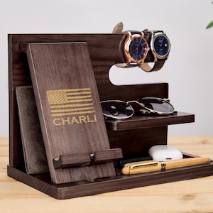 Gepersonaliseerde houten dockingstation, vaderdagcadeau voor papa, gegraveerde bureau-organizer voor mannen, houten tafel-organizer, cadeau voor echtgenoot, cadeau vader