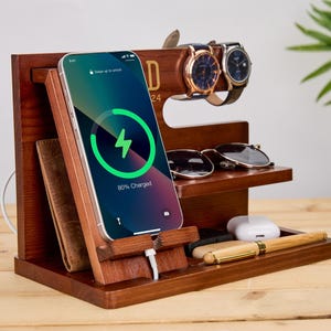 Organizador de escritorio con base de madera personalizada, regalo para papá, soporte para teléfono grabado, estación de acoplamiento para papá/novio, regalo para el Día del Padre