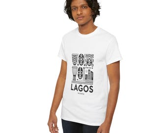 Puede incluir: Camiseta blanca con un diseño gráfico negro que presenta una ilustración estilizada de un tambor, máscaras y edificios con el texto "LAGOS NIGERIA".