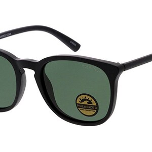 Pu&ograve; includere: Occhiali da sole neri con lenti verdi. Gli occhiali hanno una montatura quadrata arrotondata e aste dritte. Le lenti sono polarizzate e hanno un adesivo con la scritta "POLARIZED". Il testo "UV400 POLARIZED LENS" &egrave; stampato sulla parte superiore della montatura.