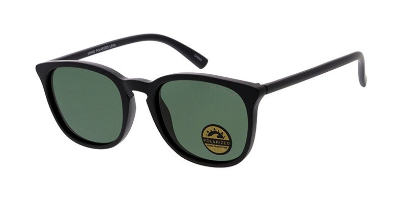 Pu&ograve; includere: Occhiali da sole neri con lenti verdi. Gli occhiali hanno una montatura quadrata arrotondata e aste dritte. Le lenti sono polarizzate e hanno un adesivo con la scritta "POLARIZED". Il testo "UV400 POLARIZED LENS" &egrave; stampato sulla parte superiore della montatura.