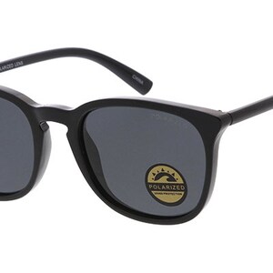 Pu&ograve; includere: Occhiali da sole neri con lenti polarizzate grigio scuro. Gli occhiali hanno una montatura quadrata e un adesivo con la scritta "Polarized" e "UV400 Protection". Le aste sono sottili e dritte.