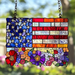 USA Flag Flower Suncatcher – Patriotic Acrylic Window Hanging – Faux Stained Glass 4th of July Decoration
