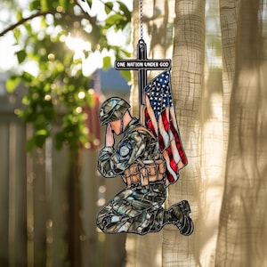 4 juli Faux glas-in-lood soldaat zonnevanger geknield aan het kruis met vlag, Memorial Day patriottisch raam hangend