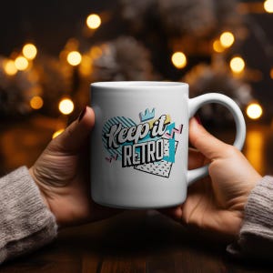 Pode incluir: Caneca de cerâmica branca com o texto "Keep it Retro" em um design colorido inspirado nos anos 80. A caneca tem uma alça e é segurada por uma pessoa. O fundo está desfocado com luzes bokeh.