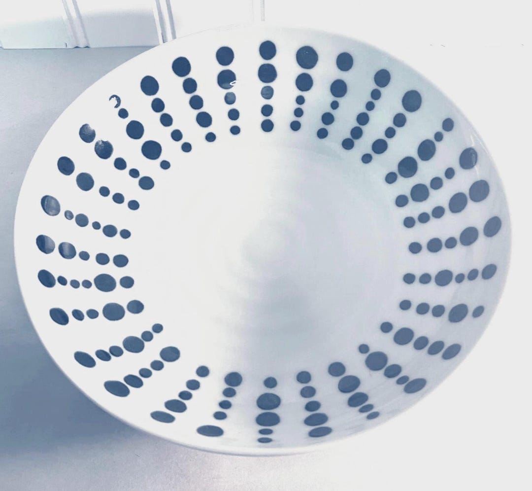 ヴィンテージの青と白の磁器のドット柄サービングボウル（日本製