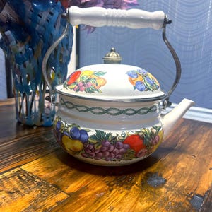 Vintage vattenkokare tekanna hängande fruktdesign, mässingsknopp och/handtag ~ 23 cm