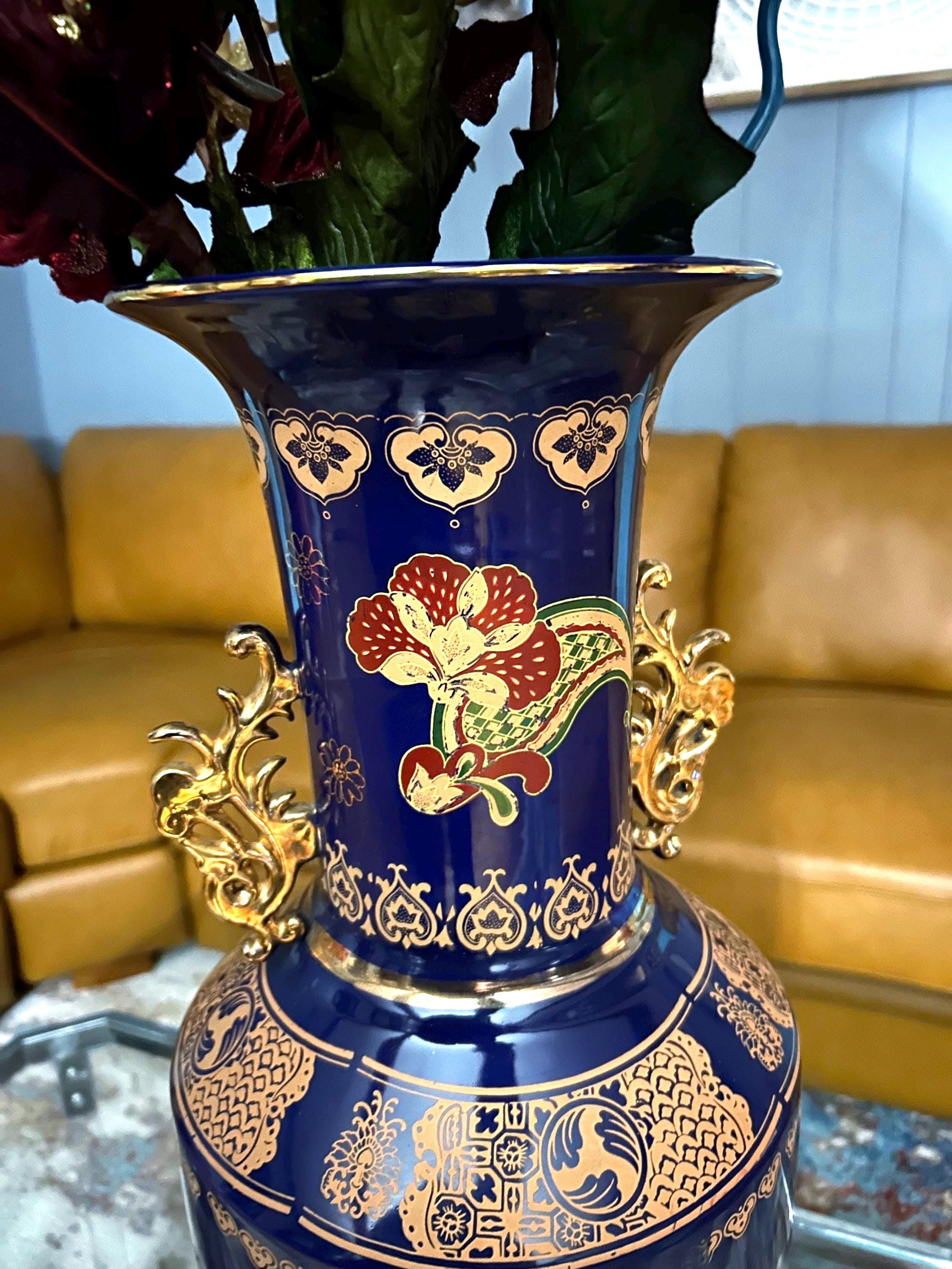 ヴィンテージのコバルトブルーの日本製磁器花瓶：金彩の縁取り、孔雀と