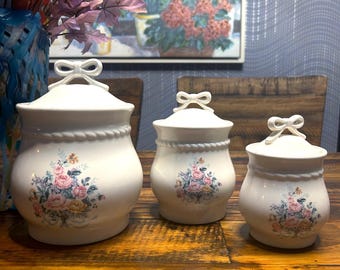 Vintage weiße Blumen-Porzellanbehälter: Elegantes Glam-Dekor, 3er-Set