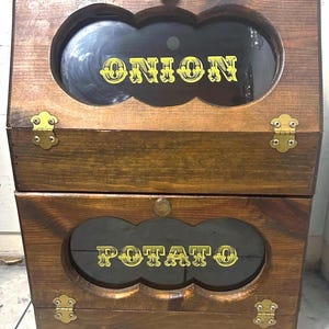 Vintage förvaringslåda för lök och potatis i massivt trä, glasfönster