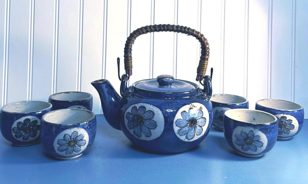 ヴィンテージの青と白の磁器の花柄ティーポット（ハンドルとカップ付き