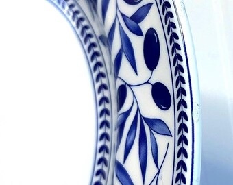 ヴィンテージの青と白の花柄クアドリオリオ陶器プレート（イタリア製