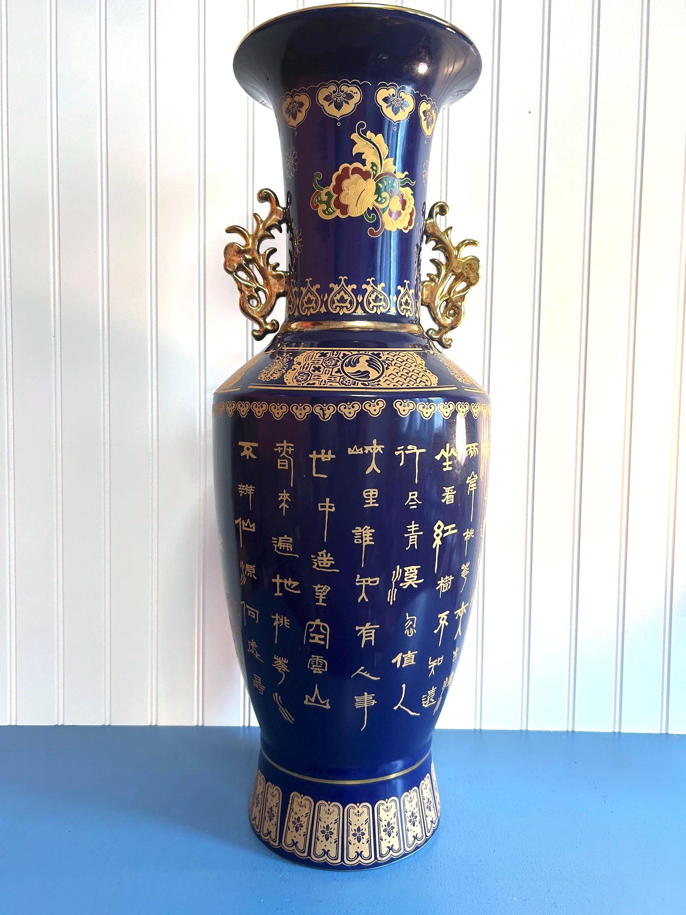 ヴィンテージのコバルトブルーの日本製磁器花瓶：金彩の縁取り、孔雀と