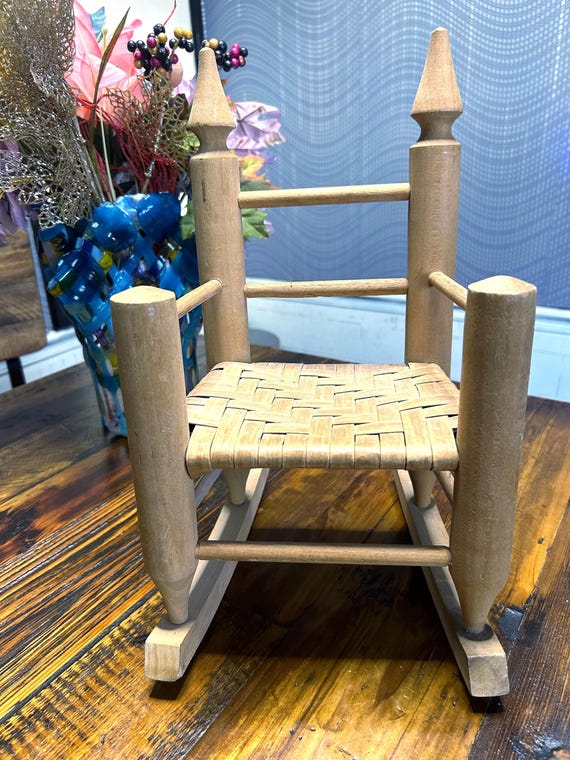 ヴィンテージ物木製ロッキングチェア ヴィンテージの小さな木製ロッキングチェア（籐のシート付き）〜14