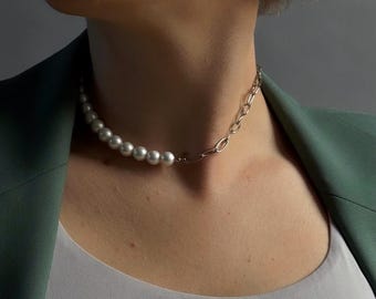 Gargantilla de perlas y cadena – Joyería minimalista y elegante