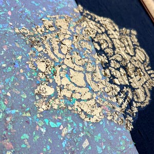 Opera d'arte mandala in bianco e nero fatta a mano, arte murale con motivo circolare in foglia d'oro, dipinto con motivo concentrico in ebano e avorio con dorato