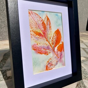 Dipinto ad acquerello scintillante fatto a mano autunno, arte astratta della natura incorniciata, accogliente decorazione da parete con foglie autunnali, opera d'arte a guazzo