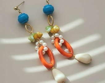 Pendientes de vacaciones en la playa / Pendientes colgantes vintage de cuentas de lucita, conchas y perlas / Joyería bohemia veraniega costera
