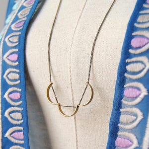 Collier Trois Courbes | Pendentif Demi-cercles en Laiton | Arc en Or Minimaliste et Géométrique